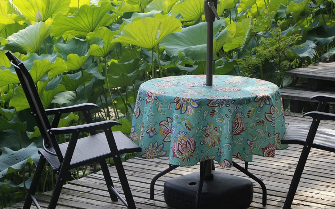 Les alternatives de nappes pour une table design avec un parasol central