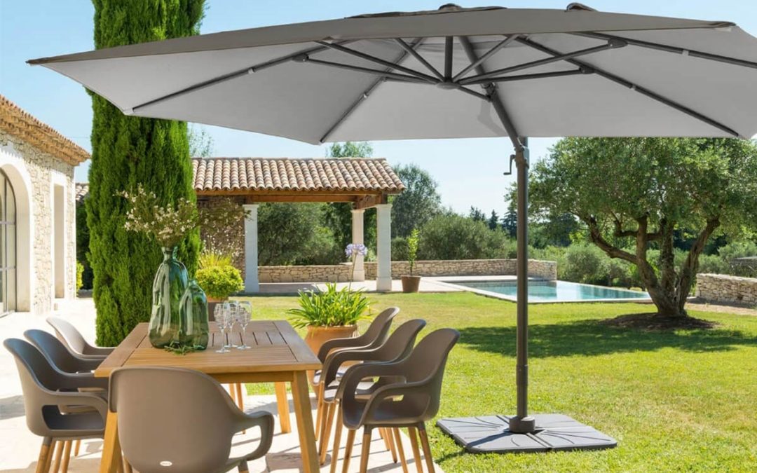 Les principaux atouts d’un parasol en bois avec pied excentré pour les hôtels et les restaurants