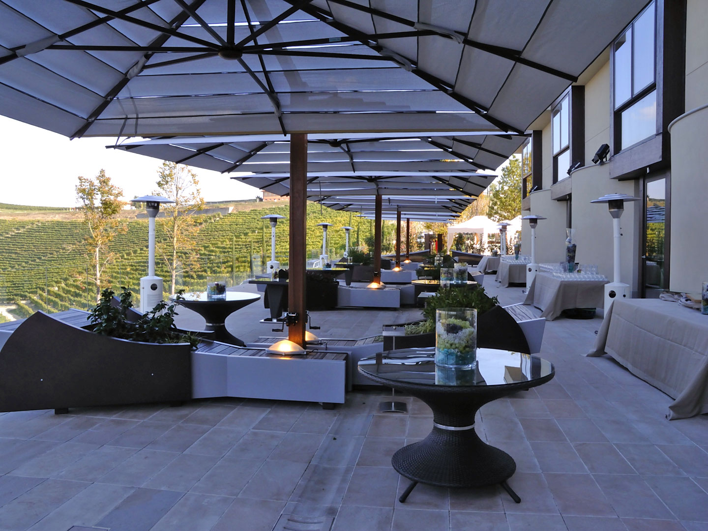 Parasol de table les meilleures solutions pour se protéger du soleil