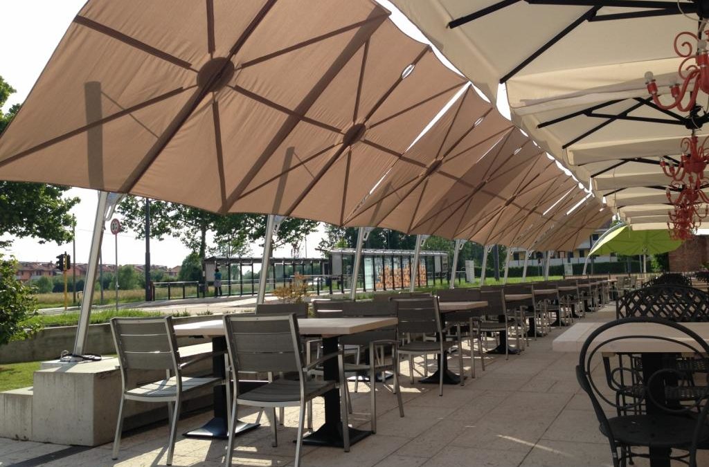 Parasol restaurant : les conseils pour bien aménager sa terrasse de restaurant