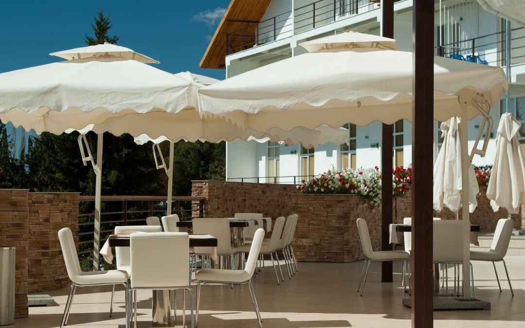 Parasol bar : embellissez votre terrasse de bar avec un ou plusieurs parasols !