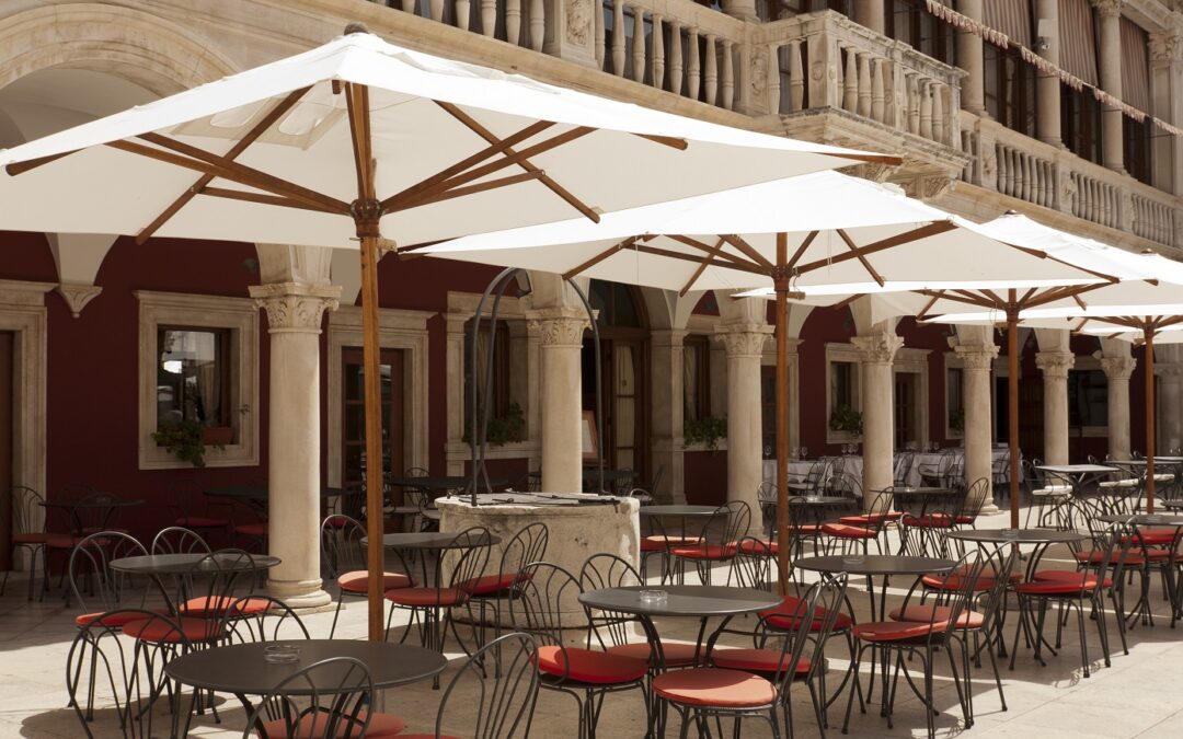 Parasol géant : ce qu’il faut savoir avant d’acheter un parasol pour un restaurant