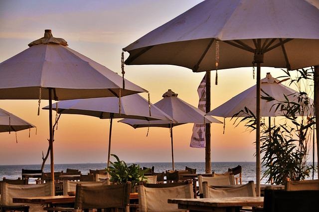 Aménagez la terrasse de votre restaurant grâce à un parasol