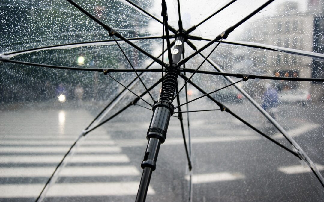 L’art subtil de l’utilisation du parasol en cas de pluie : devriez-vous l’ouvrir ou non?